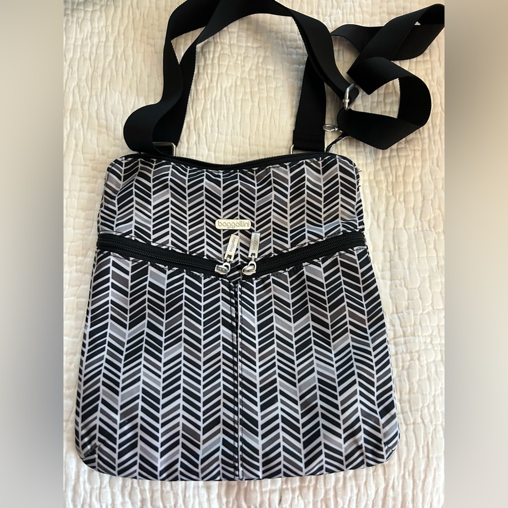 Baggallini Chevron Black and White Crossbody for travel